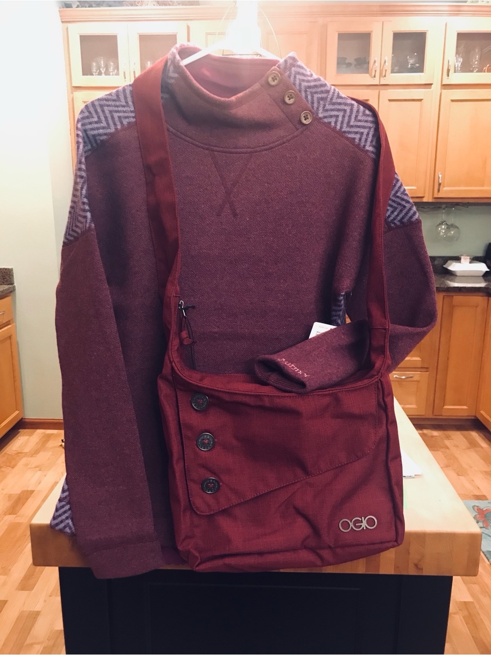OGIO Women’s Crossbody Bag in Burgundy